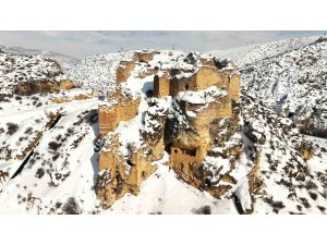 Hurman Kalesi karla birlikte mest etti