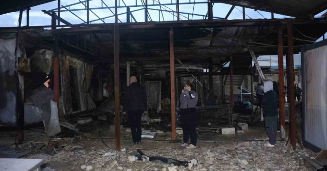 Depremde evleri yıkılan aile yangınla birlikte ikinci kez yuvasız kaldı