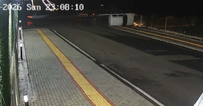 Osmaniye’de otomobille çarpışan kamyonet yan yattı: 2 yaralı