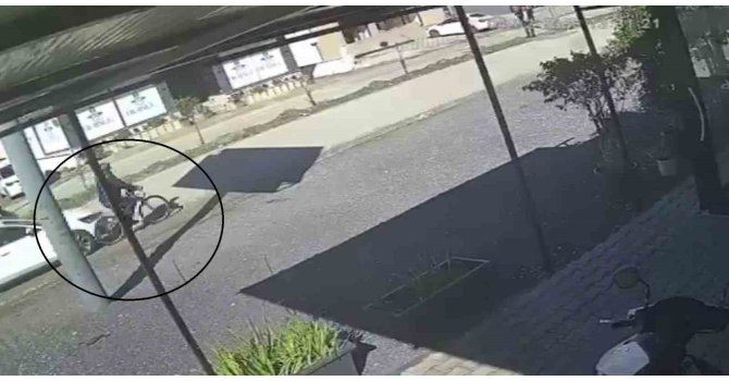 Otomobilin çarptığı bisikletli adam öldü, o anlar kamerada