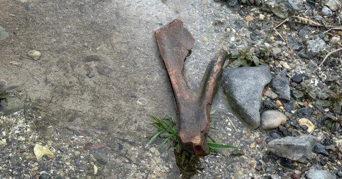 Eğirdir Gölü kıyısında bulunan kemiklerin hayvana ait olduğu değerlendiriliyor