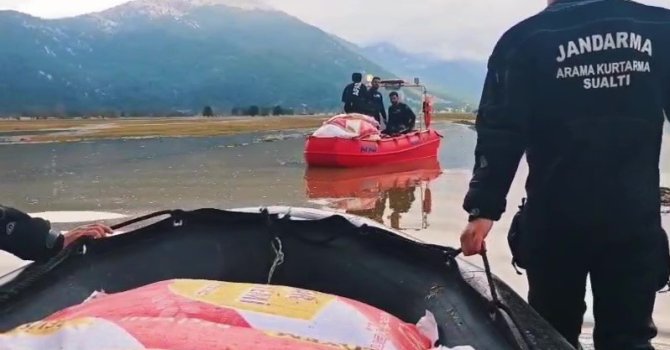 Yaylada mahsur kalan çoban ve yüzlerce hayvana botla yem ile erzak taşıdılar