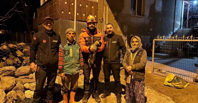 Burdur’da kuyuya düşen oğlak ekipler tarafından kurtarıldı