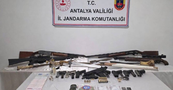 Antalya’da operasyon yapılan evde çok sayıda silah ele geçirildi