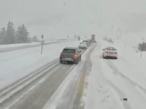 Antalya’nın bin 825 rakımlı Alacabel mevkiinde kar yağışı başladı