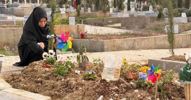 Doğum günü kutlamaya gitti cenazesi geldi, acılı anne mezarı başında ağıt yaktı