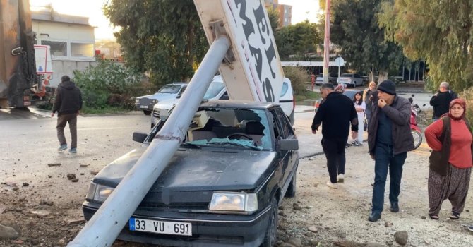 Kamyonun çarptığı tabela otomobilin üzerine devrildi: 1 yaralı