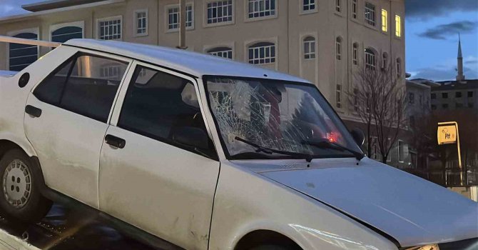 Yolun karşısına geçerken otomobilin çarptığı kadın ağır yaralandı: Kaza anı kamerda