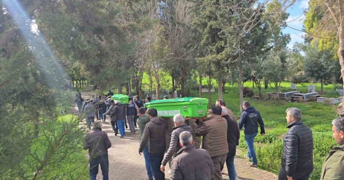 Hatay’da su dolu temelin içindeki toplarını almak isterken düşüp ölen 2 kardeş yan yana defnedildi