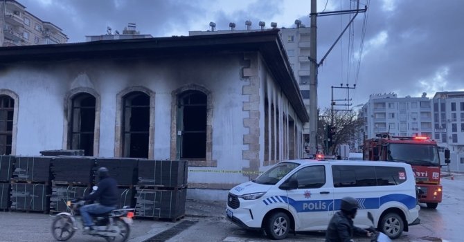 Osmaniye’de restorasyonu yapılan asırlık okulda çıkan yangın söndürüldü
