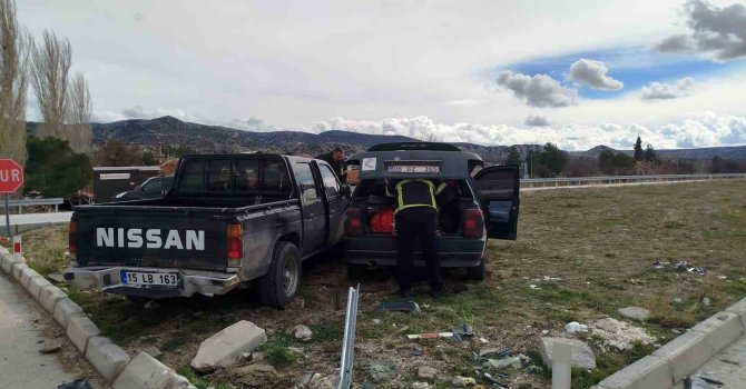 Burdur’da pikap ile otomobil çarpıştı: 3 yaralı