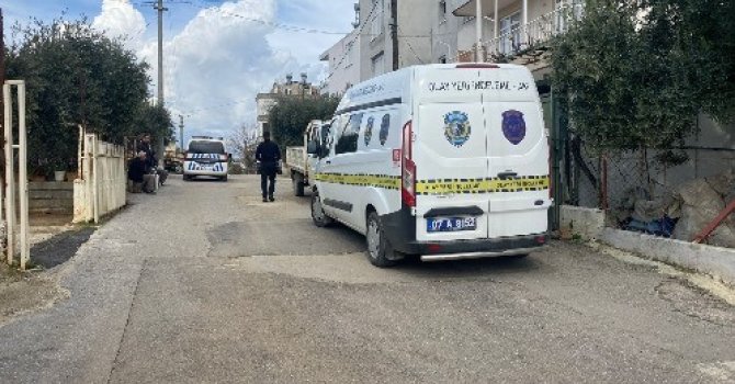 Antalya’da doğal gaz kombisinden sızan karbonmonoksit gazından anne ve oğlu zehirlendi