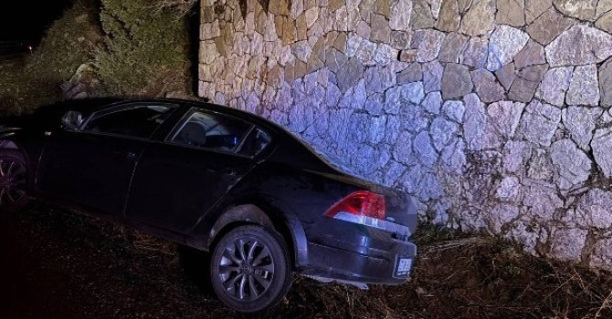 Eğirdir’de yol kenarına savrulan otomobildeki 3 kişi yaralandı