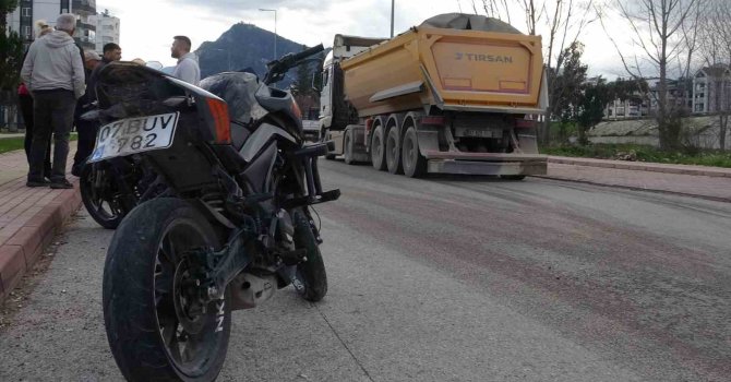 Okul dönüşü kamyon ile çarpışan motosikletteki 2 genç yaralandı