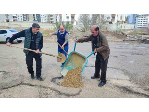 Adana’da belediyenin kapatmadığı çukurları vatandaş kapattı