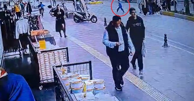 Yola fırlayan 7 yaşındaki çocuğa motosikletle çarptılar, arkalarına baka baka yollarına devam ettiler