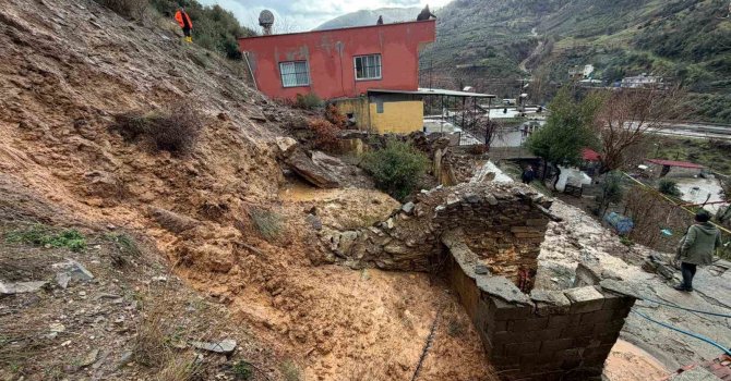 Osmaniye’de yağış sonrası toprak kaydı: 5 ev boşaltıldı