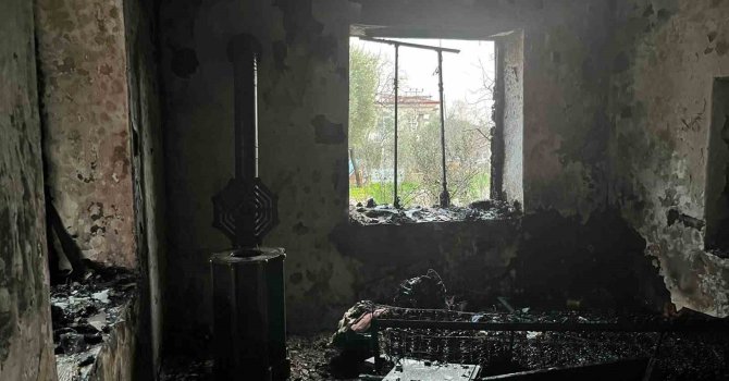 Evinde çıkan yangında ağır yaralanan yaşlı kadın hayatını kaybetti