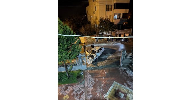 Erzin’de bahçe duvarına çarpan otomobilin sürücüsü yaralandı