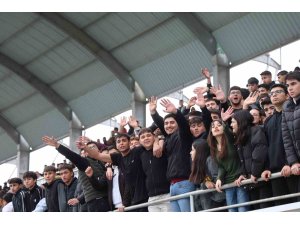 Adana’da liseli gençlerin maç heyecanı çıkan kavgayla yarıda kaldı