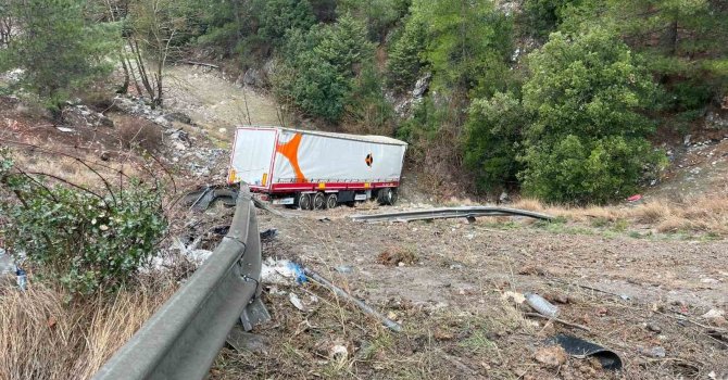 Otoyolda tır bariyerlere çarpıp şarampole yuvarlandı: 2 yaralı