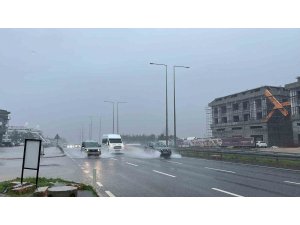 Alanya’da sağanak etkili oldu, sürücüler zor anlar yaşadı