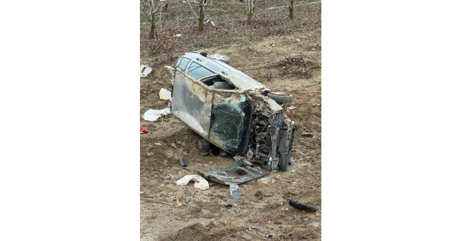 Isparta’da otomobil şarampole yuvarlandı: 1’i ağır 2 yaralı