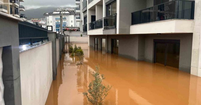 Alanya’da sağanak sebebiyle Oba Çayı taştı, binaların bahçelerini su bastı