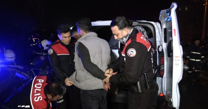 Benzin dökerek hem kendinin hem de kız arkadaşının aracını yaktı