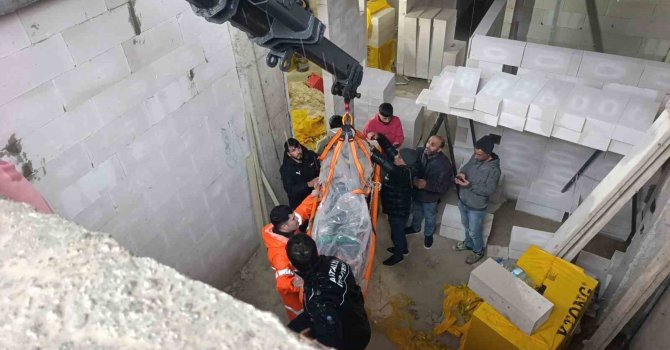 İnşaatta düşen işçi vinç yardımıyla kurtarıldı