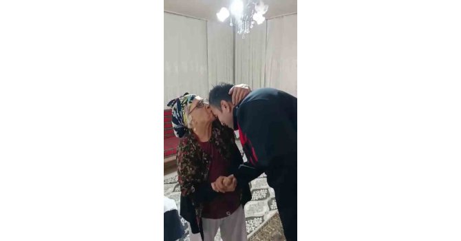 ’Benim size borcum ne’ sorusuna ’sen bize dua et yeter’ yanıtını alınca itfaiyeciyi alnından öptü