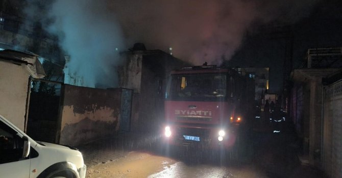 Kırıkhan’da metruk binadan alevler yükseldi