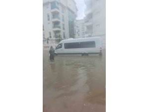 Antalya’da sağanak etkili oldu,araçlar yollarda ilerlemekte zorlandı