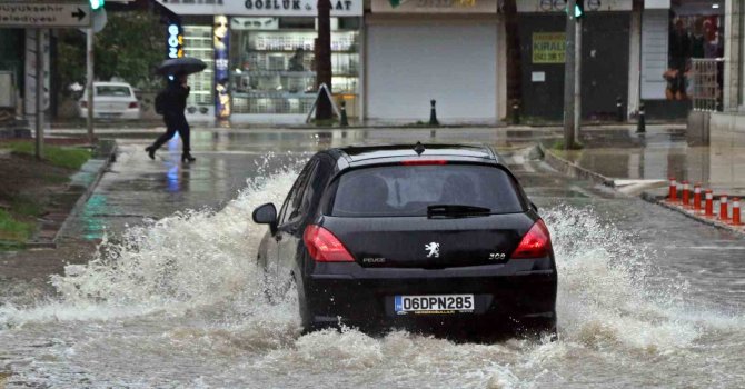 Antalya’da ’Sarı Kod’ uyarısı: Rögarlar taştı, telef olmuş dana kıyıya vurdu