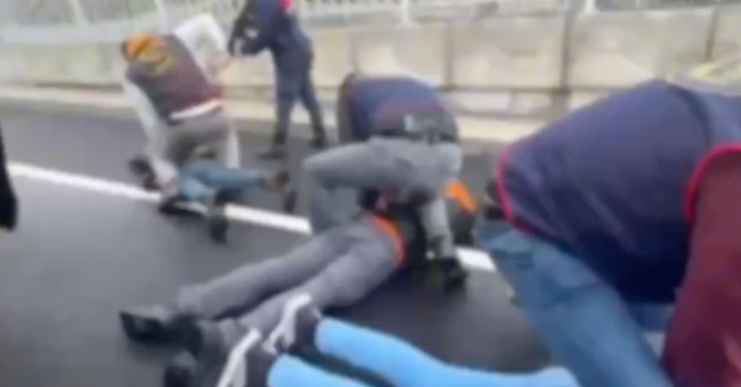 Silahla tehdit edilerek evine girilen kadının ellerini bağlayıp yüz tanıma sistemiyle hesabından 18 bin euro çektiler