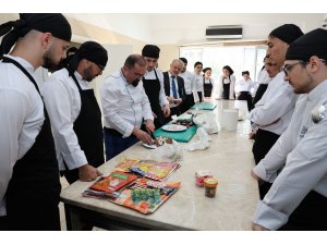 ALKÜ’lü öğrenciler Uzak Doğu mutfağını uzmanından öğreniyor