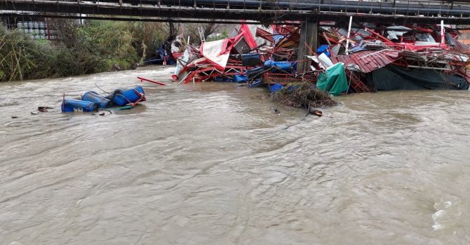 Dimçayı taştı, işletmeler su altında kaldı hasarın boyutu dronla görüntülendi