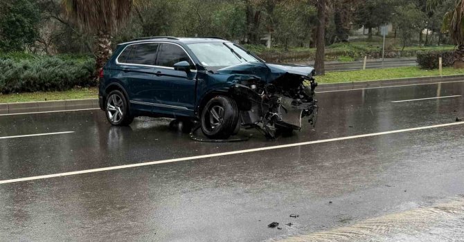 Antalya’da yağışlı havada kaza ucuz atlatıldı