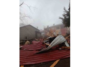 Tarsus’ta yağmur ve fırtına hayatı olumsuz etkiledi