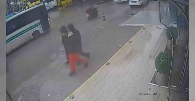 Çukura düşen motosikletli, otobüsün altında kalmaktan son anda kurtuldu