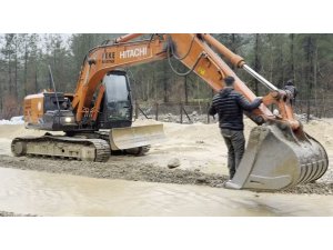 Adana’da sel ve heyelanlar ulaşımda aksamalara neden oldu