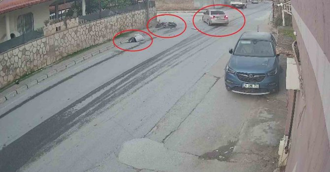 Otomobille çarpışan motosiklet sürücüsünün metrelerce havaya savrulduğu anlar kamerada