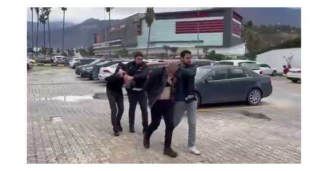 Polis memuruna kafa atan ve hakaret eden şahıs tutuklandı