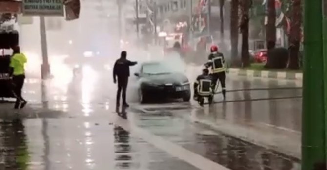 Osmaniye’de park halindeki otomobil yandı