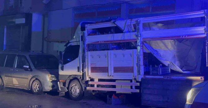 Genç kız, 4. kattan kamyonet kasasına düşüp ağır yaralandı