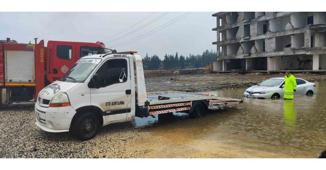 Hatay’da yağışla birlikte yollar göle döndü, araçlar mahsur kaldı