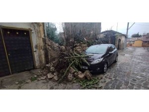 Tarsus’ta duvar çöktü, park halindeki araç zarar gördü