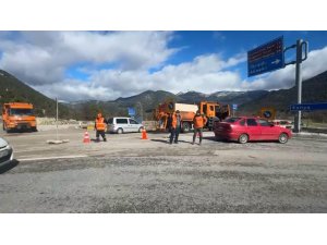 Dün yağan sağanak karayolunu göle döndürdü