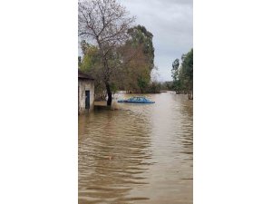 Sağanak yağmurdan sonra şaşırtan görüntü, dağda devasa şelaleler oluştu