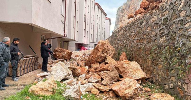 Eğirdir’de yuvarlanan kayaların tehdit ettiği bina tahliye edildi